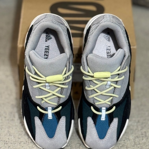 adidas YEEZY Boost 700 - Picture 7 of 8